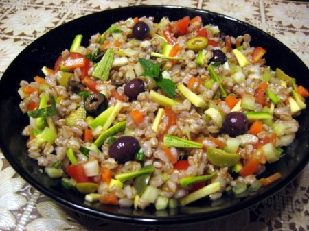 insalata di farro vegetariana nel piatto 450x337