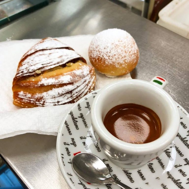 Caffè e cornetto. Colazione italiana