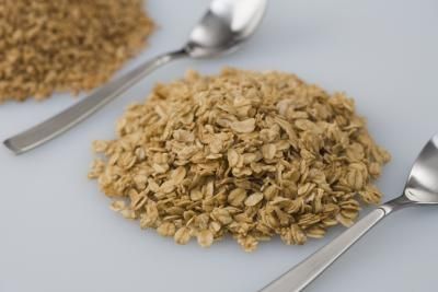 article new ehow images a07 o5 2s make oatmeal bath soothe itchiness 800x800