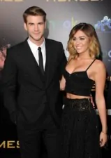 miley cyrus liam hemsworth the hunger games premiere15
