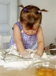 bima intenta nel lavoro creativo in cucina