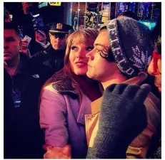 harry styles taylor swift kissing nye pic