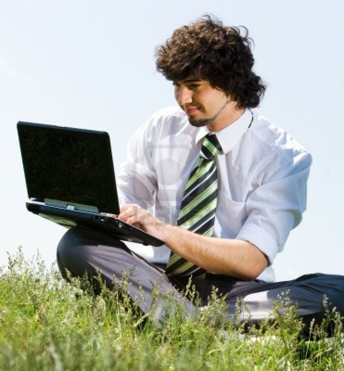 3228360-ritratto-di-giovane-uomo-d-39-affari-facendo-il-lavoro-svolto-al-computer-nel-parco