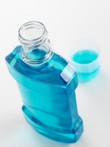 article new ehow images a07 pu mi dilute hydrogen peroxide mouth wash 800x800