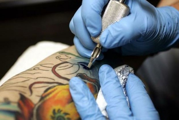 tatuaggio realizzato con aghi e con lutilizzo di guanti sterili