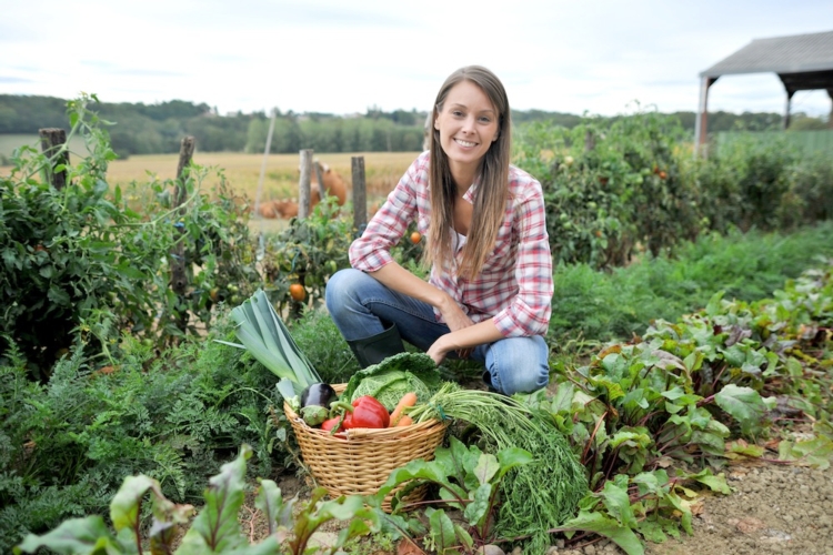 agricoltori giovani giovane ragazza donna donne orto agricoltura by goodluz fotolia 1000x667