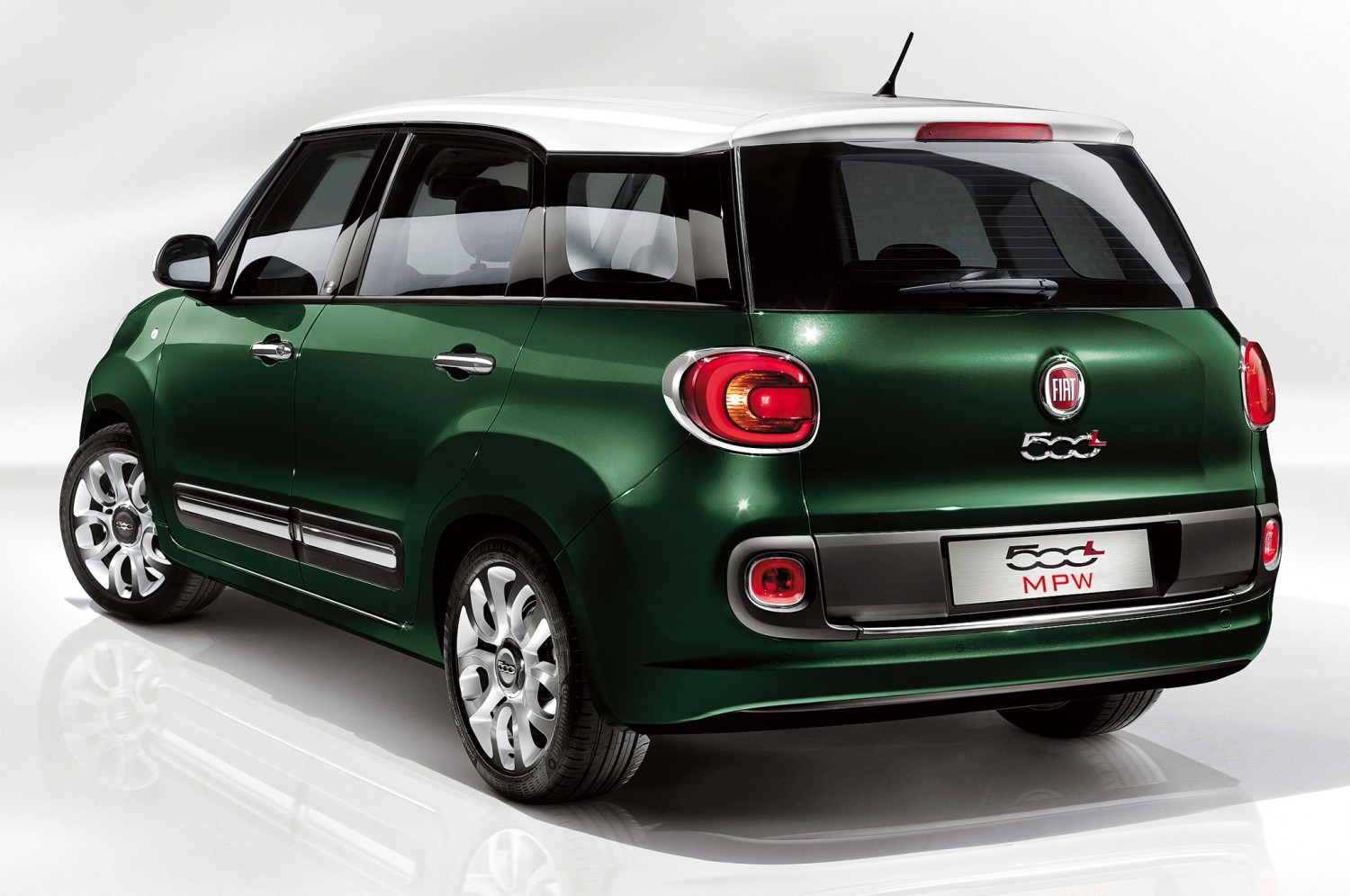 2013 Fiat 500L Living rear three quarter 1500x996