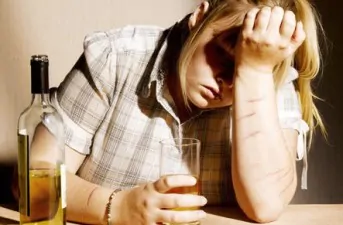 adolescenti alcool giovani bere