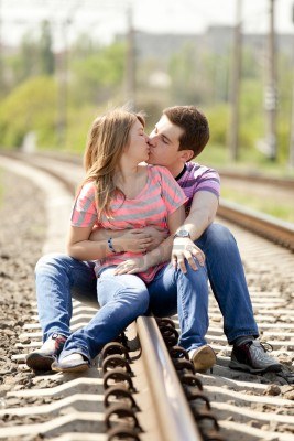 13504090 coppia che si bacia in stazione photo urban