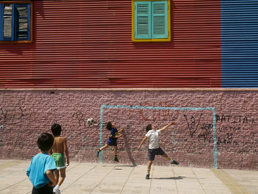 Bimbi giocano a calcio