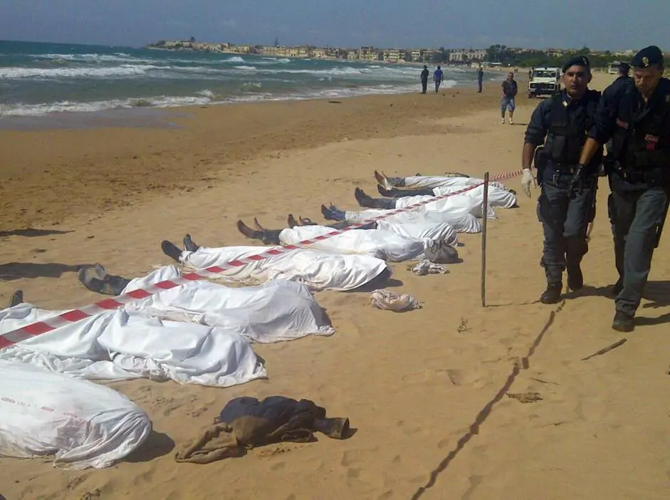 Ragusa sbarco tragico morti 13 immigrati annegati davanti alla spiaggia 4