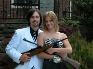 funny prom photo 2 guns