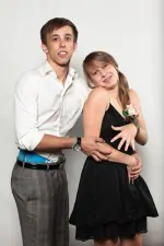 funny prom photo awkward couple