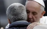 papa francesco abbraccio