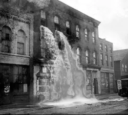 Alcolici Illegali riversati in strada durante il proibizionismo Detroit 1929