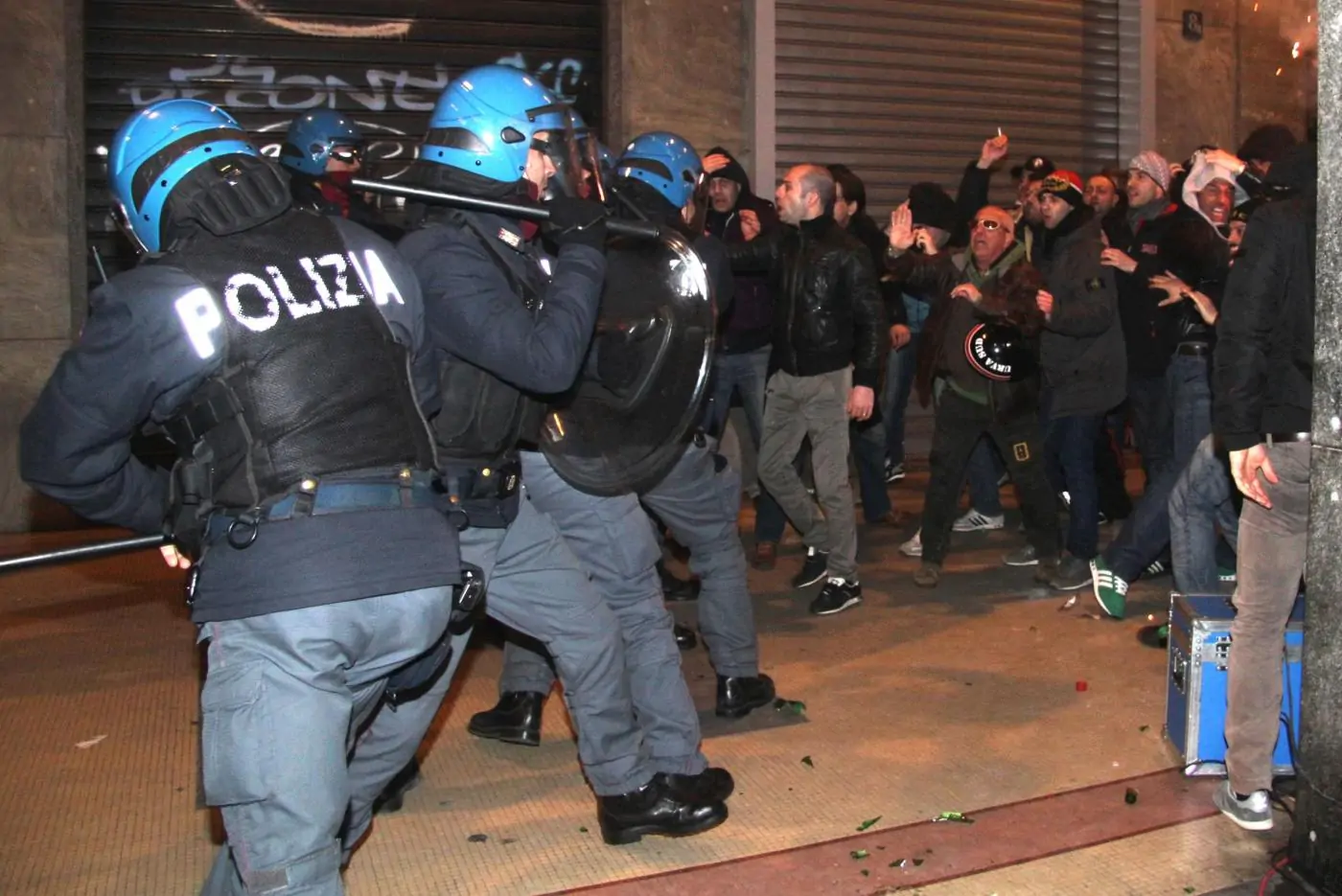 Balotelli, scontri tra polizia e tifosi davanti al ristorante