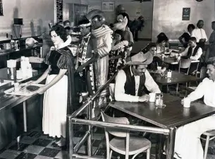 Dipendenti di Disneyland in una caffetteria 1961