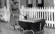 Donna con la carrozzina antigas Inghilterra 1938