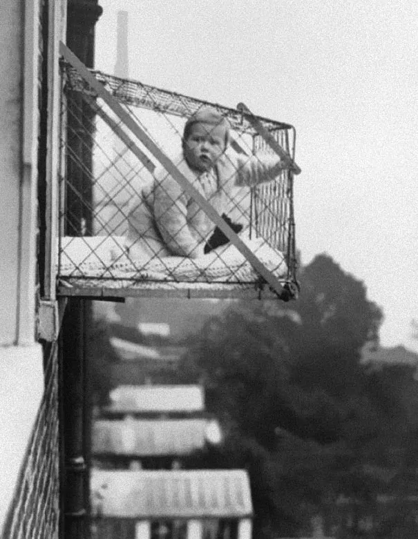 Gabbie per bambini utilizzate per assicurarsi che i bimbi che vivevano negli appartamenti potessero avere abbastanza luce solare ed aria fresca ca. 1937