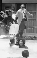 Il padrone dellhotel getta dellacido in piscina mentre della gente di colore ci nuota dentro ca. 1964
