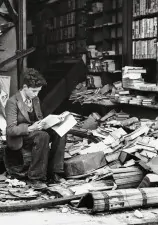 Libreria di Londra rovinata da un attacco aereo 1940