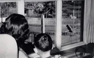 Madre e figlio guardano il fungo atomico dopo un test nucleare Las Vegas 1953
