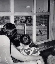 Madre e figlio guardano il fungo atomico dopo un test nucleare Las Vegas 1953