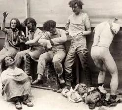Manichini sciolti e danneggiati dopo un incendio al Museo delle Cere di Madam Tussaud a Londra 1930