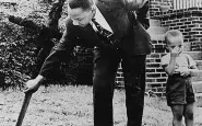 Martin Luther King con suo figlio rimuove una croce bruciata dal suo giardino 1960