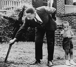Martin Luther King con suo figlio rimuove una croce bruciata dal suo giardino 1960