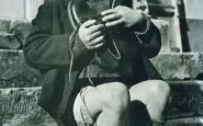 Ragazzo Austriaco riceve delle scarpe nuove durante la seconda guerra mondiale