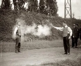 Test dei nuovi giubbotti antiproiettile 1923