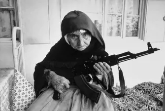 Vecchietta Armena di 106 anni che fa la guardia alla casa 1990