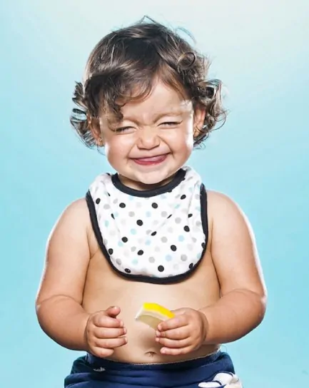bambina-che-mangia-del-limone