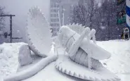 cavalletta con foglia in neve scultura in Giappone