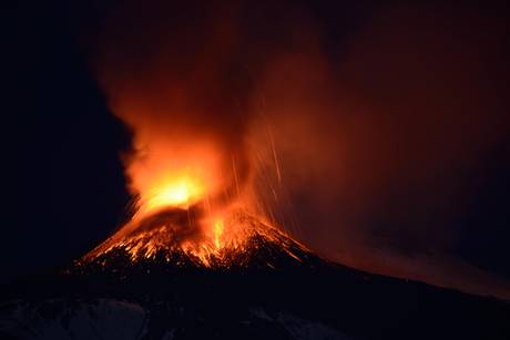 Etna: picco eruzione dopo alba, fontane di lava ora 'spente'