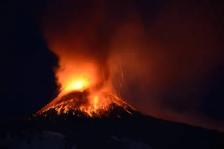 Etna: picco eruzione dopo alba, fontane di lava ora 'spente'
