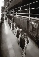 li ultimi prigionieri di Alcatraz mentre vanno via 1963