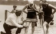 misurazione dei costumi da bagno se troppo corti le donne sarebbero state multate anni 20