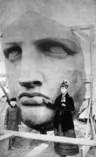 spacchettamento del volto della statua della liberta 1885