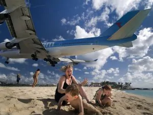 640x480xst maarten jet fly over 23943 990x7421.jpg.pagespeed.ic .uhtLyK0rEs
