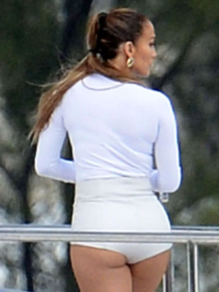 Jennifer Lopez Hot In White Shorts On A Yacht 01 720x960