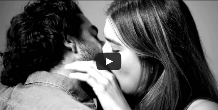 bacio sconosciuti