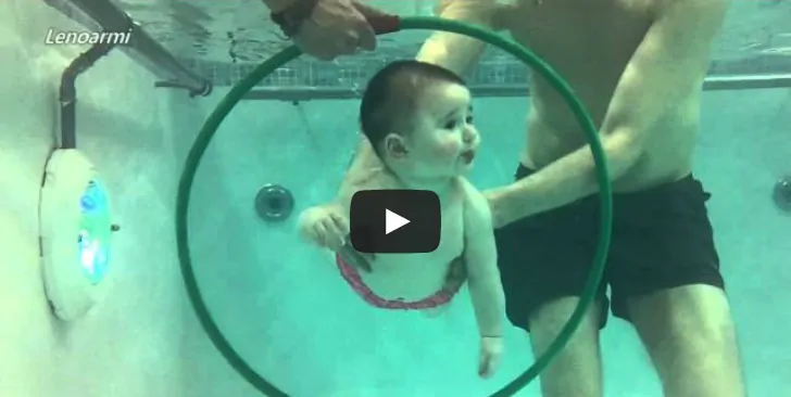 genitori insegnano a nuotare ai figli