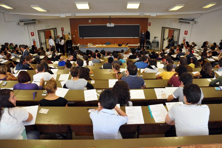 università