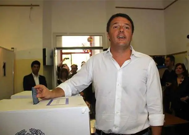 Matteo Renzi al seggio a votare. Foto Facebook
