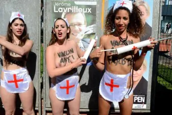 des militantes femen devant une affiche de marine le pen le  1606081