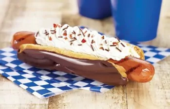 hot dog con cioccolato e panna