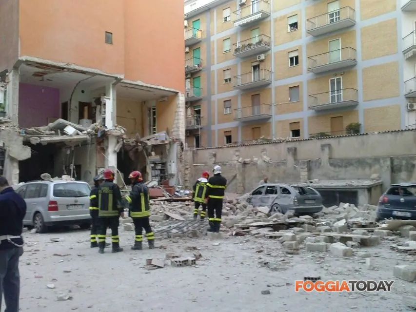 FOTO - Foggia, crolla palazzina in via De Amicis- morti e feriti 11