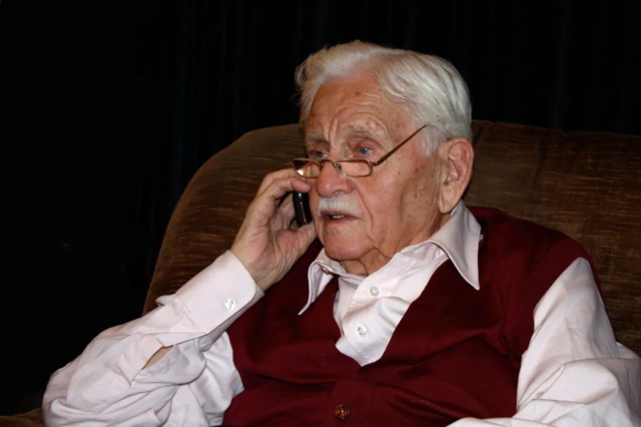 old-man-with-mobil-phone-1